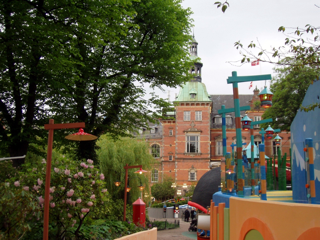 Вечером в парке Тиволи в Копенгагене