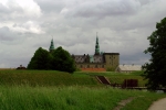 Таким видит замок Кронборг только что подъехавший к нему турист.