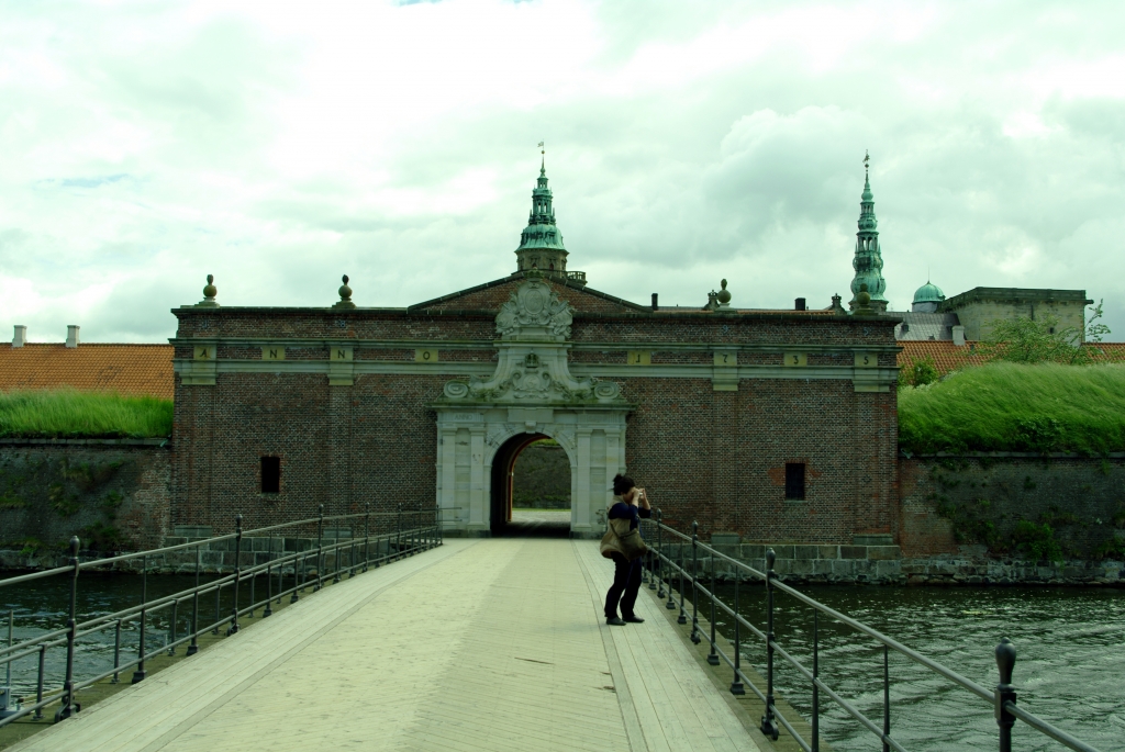Вход в замок Кронборг - по мосту через