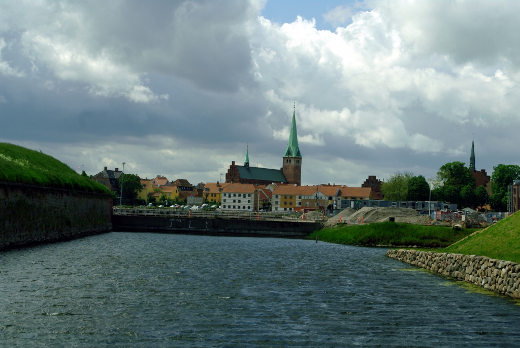 Вид на Эльсинор со стороны моста через ров