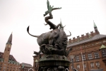 Фонтан "Бык, раздирающий дракона" на ратушной площади Копенгагена.