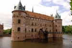 Замок Эгесков - один из наиболее сохранившихся замков "на воде"