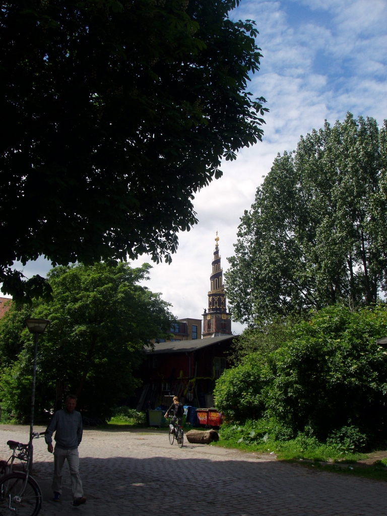 Вид на церковь Христа Спасителя из расположенного рядом