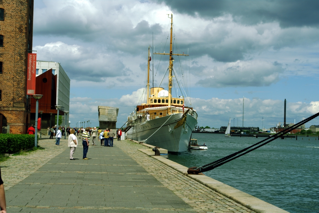 Яхта её Величества в порту Копенгагена