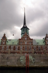 Еще одно запоминающееся здание Копенгагена - здание бывшей биржи со