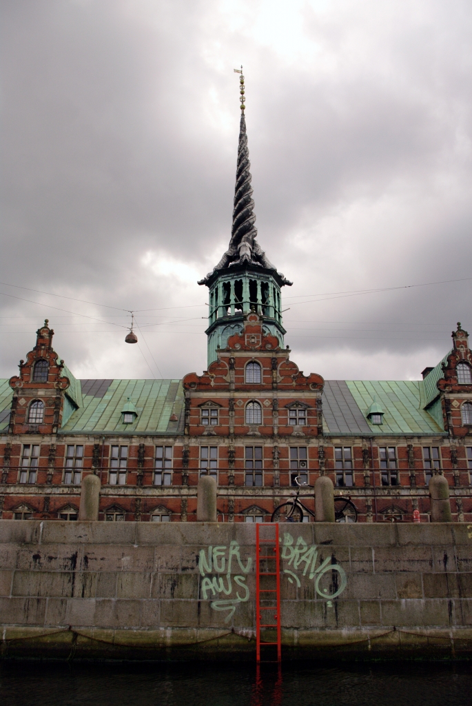 Еще одно запоминающееся здание Копенгагена - здание бывшей