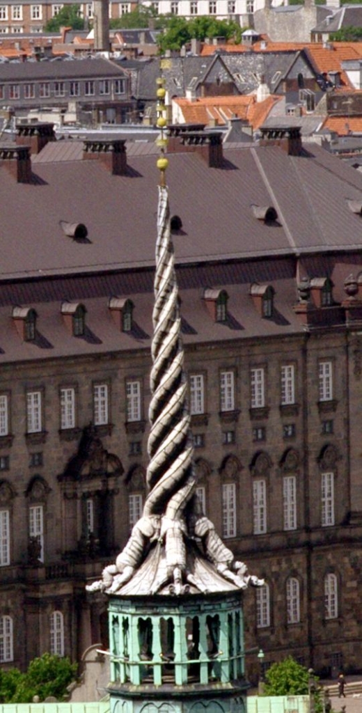 Шпиль бывшего здания биржи в Копенгагене. Снято сверху,