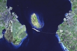 Снимок переправы через пролив Эресунн, сделанный спутником NASA. Справа -
