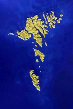 Фарерские острова - архипелаг в северной Атлантике, расположенный между Исландией и Шотландией. Снимок из космоса из архива NASA.