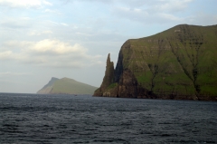 Трётльконуфингур. Или, в переводе, палец женщины-тролля - скала на Фарерских островах к северу от поселения Скарванес.