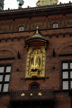 Статуя архиепископа Абасалона — основателя Копенгагена на здании городской Ратуши.