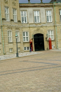 Гвардеец у входа в королевский дворец Амалиенборг в Копенгагене
