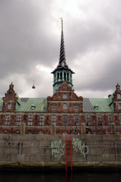 Еще одно запоминающееся здание Копенгагена - здание бывшей биржи со шпилем из трех сплетенных хвостов дракона.