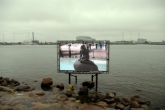 Вместо Русалочки в Копенгагене установлен экран