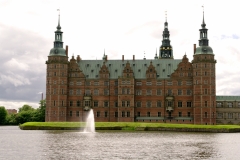 Вид на дворец Фредериксборг со стороны парка.