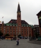 Отель "Палас" на Ратушной площади Копенгагена. Видна колонна с викингами-трубадурами, которые дуют в старинные луры.