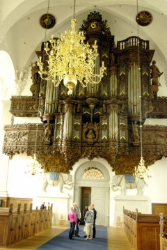 Великолепный орган церкви Христа Спасителя состоит из 4000 труб. Его поддерживают два слона.