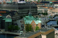 Вид на здание бывшей биржи со шпиля церкви Христа Спасителя.