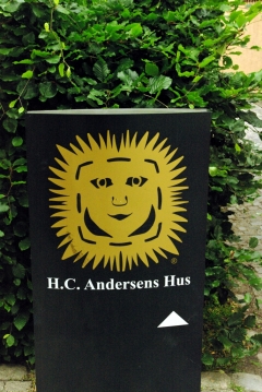 Таким знаком в Оденсе отмечены все места, связанные с жизнью Андерсена. Говорят, их 13.