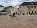 Велосипедисты у резиденции королевской семьи Дании - дворца Амалиенборг.